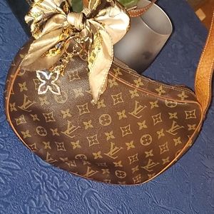 Vintage croissant hobo. Accepting offers!!!